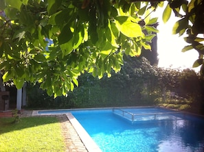 Piscina externa, guarda-sóis, espreguiçadeiras