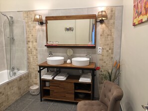 Premium Triple Room, Multiple Beds, Private Bathroom (Petit Pont) | Bathroom | Free toiletries, hair dryer, towels - Gentil'Home - Toulouse B&B Prestige (Fenouillet)