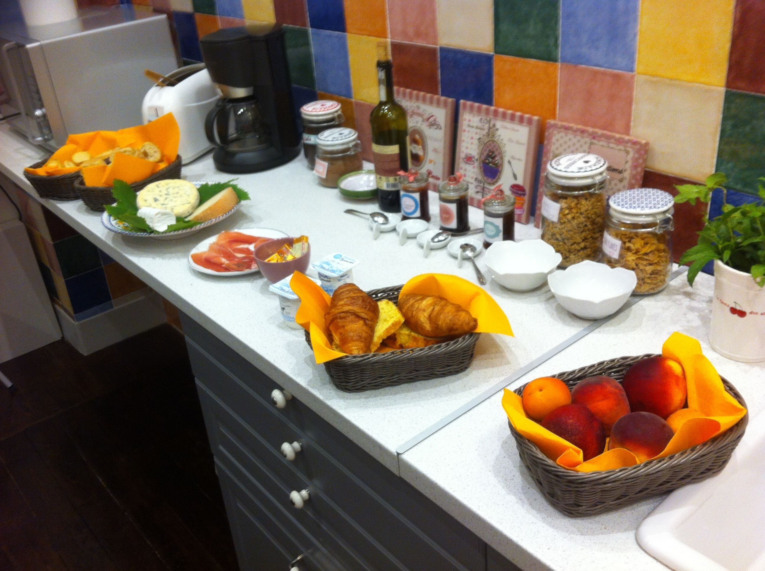 朝食 (イングリッシュ ブレックファスト)、毎日提供 (無料)