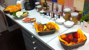 Un bufé de desayuno con diversos alimentos y acompañamientos.