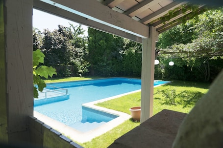 Una piscina al aire libre, sombrillas, tumbonas. Gentil'Home - Toulouse B&B Prestige