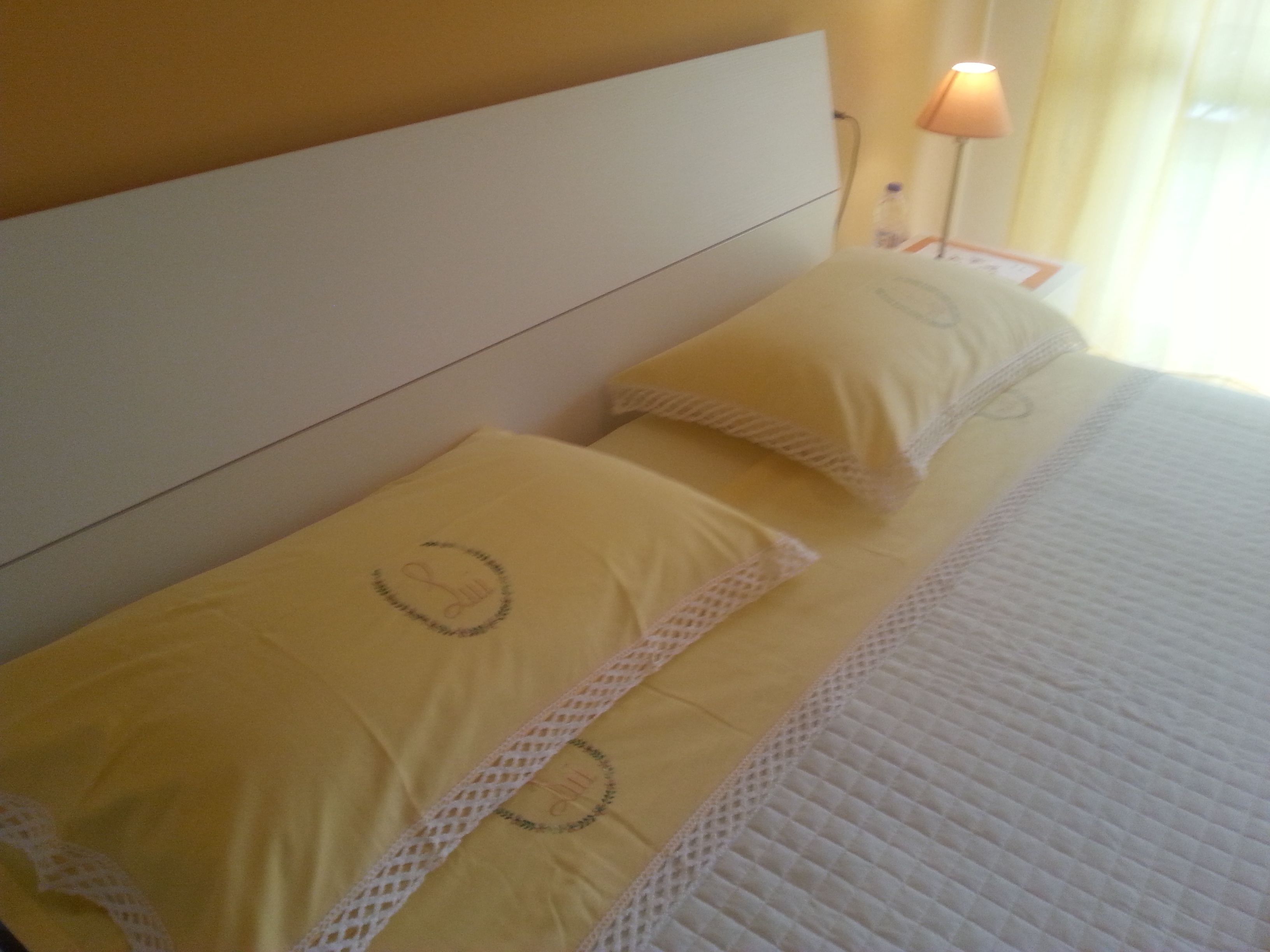 Een bureau, een strijkplank/strijkijzer, gratis wifi, beddengoed