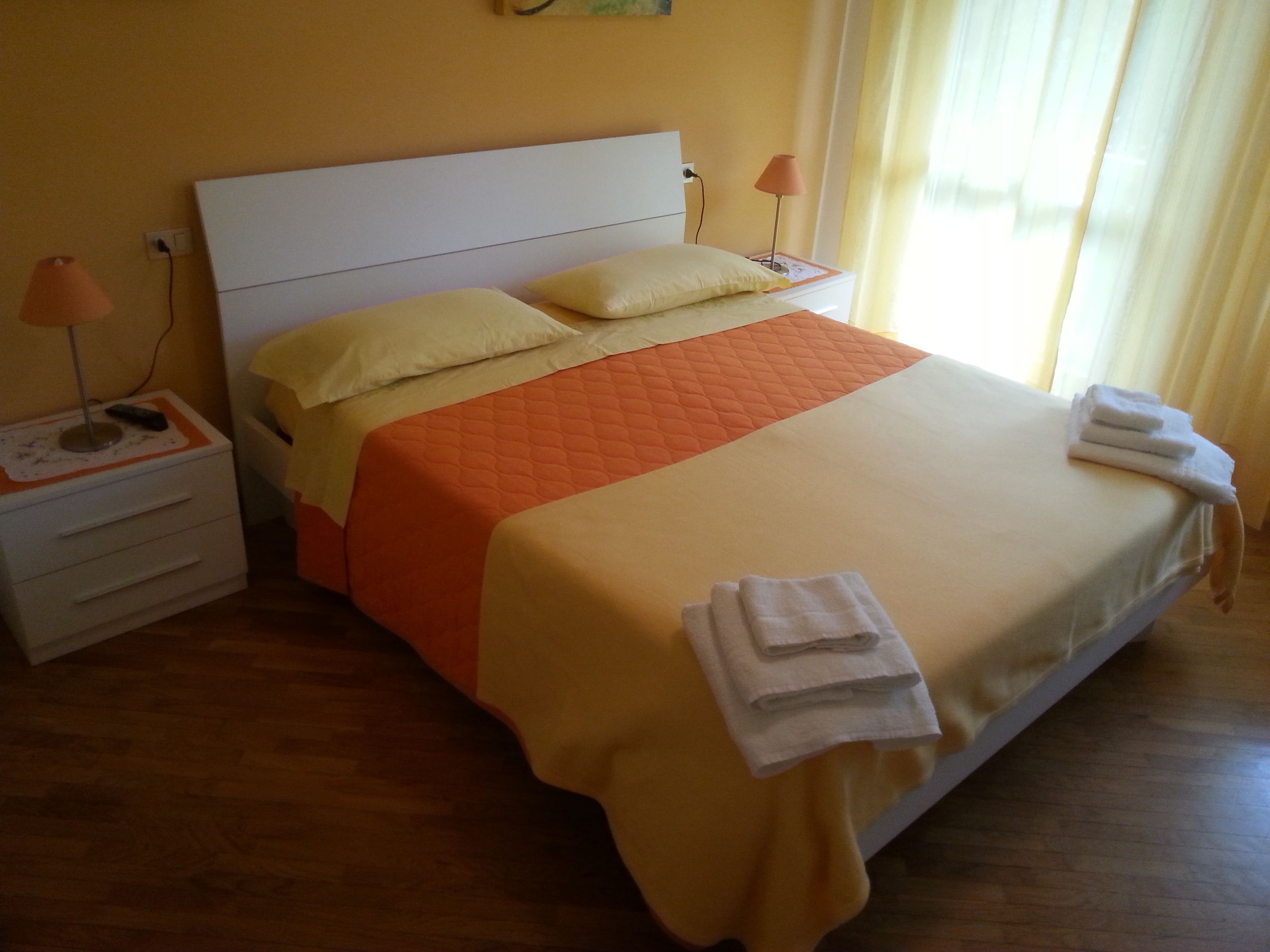 Vierpersoonskamer | Een bureau, een strijkplank/strijkijzer, gratis wifi, beddengoed