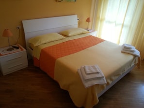 Vierpersoonskamer | Een bureau, een strijkplank/strijkijzer, gratis wifi, beddengoed