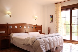 Hochwertige Bettwaren, Schreibtisch, schallisolierte Zimmer