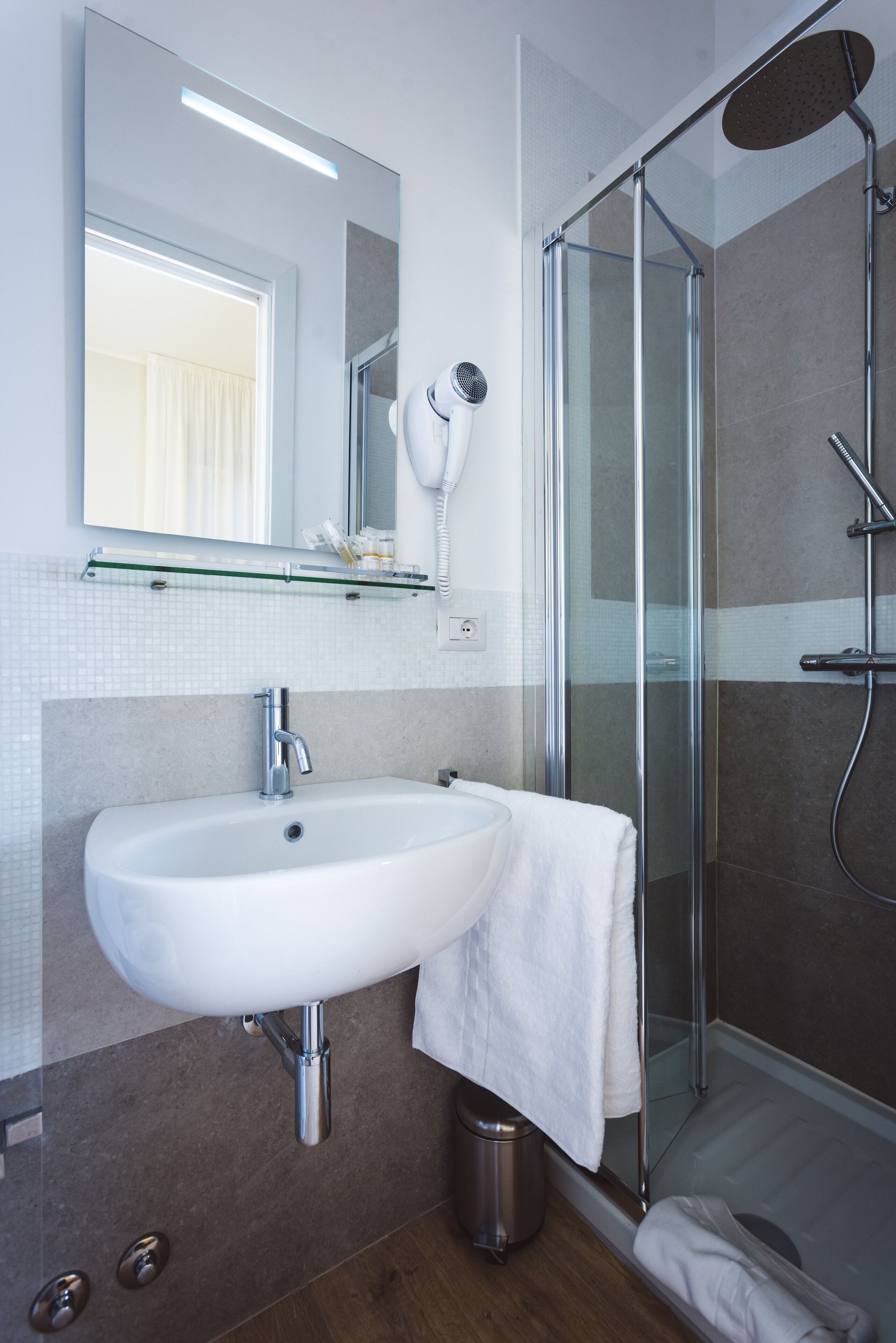 Een douche, een regendouche, gratis toiletartikelen, een haardroger