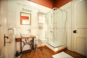 Superior Double Room | Bathroom | Shower, free toiletries, hair dryer, towels
