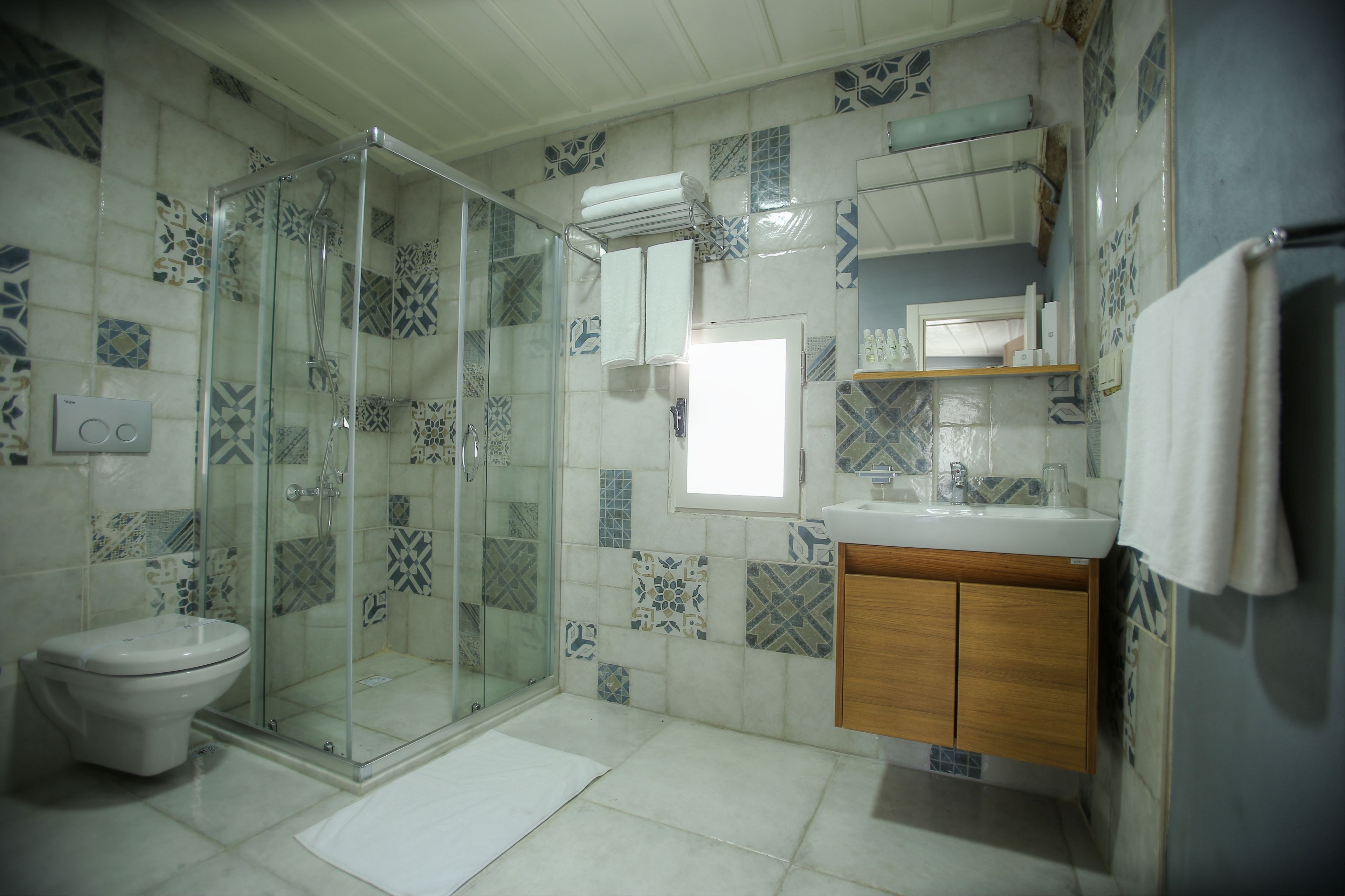 deluxe double room, city view | bathroom | shower, free toiletries, hair dryer, towels