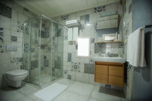 Deluxe Double Room, City View | Bathroom | Shower, free toiletries, hair dryer, towels - Podemos Otel (Ayvalik)