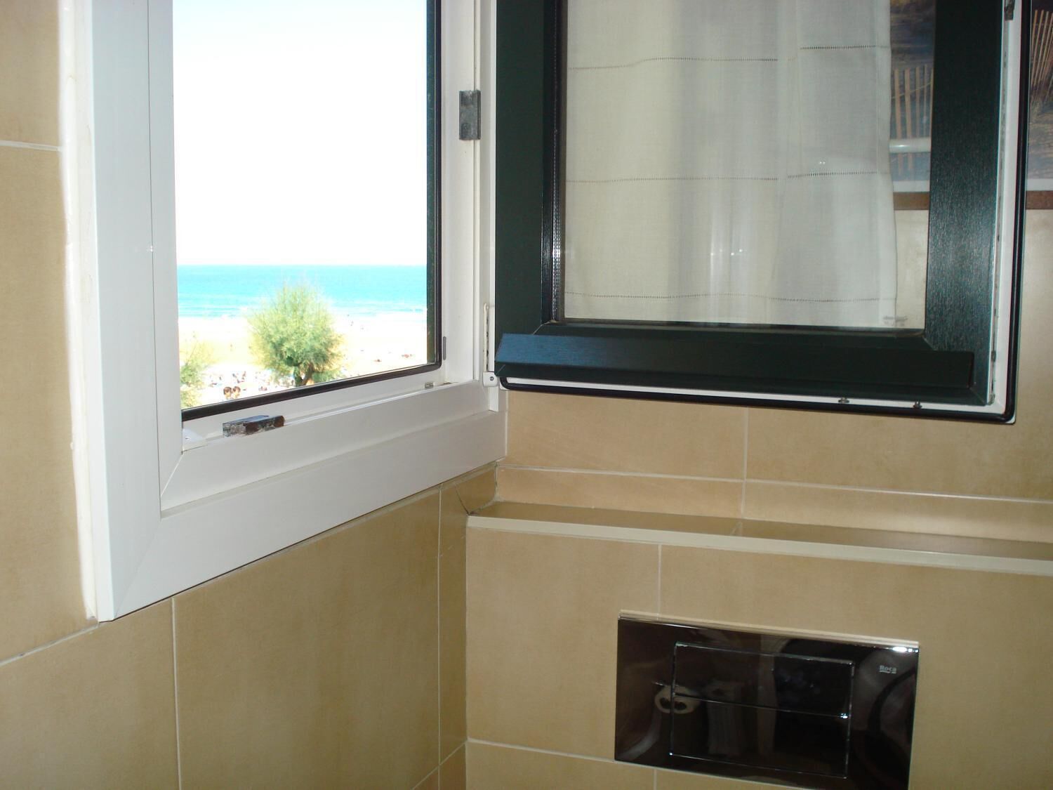 Een douche, gratis toiletartikelen, een haardroger, handdoeken