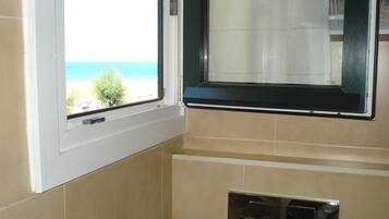 Shower, perlengkapan mandi gratis, pengering rambut, dan handuk