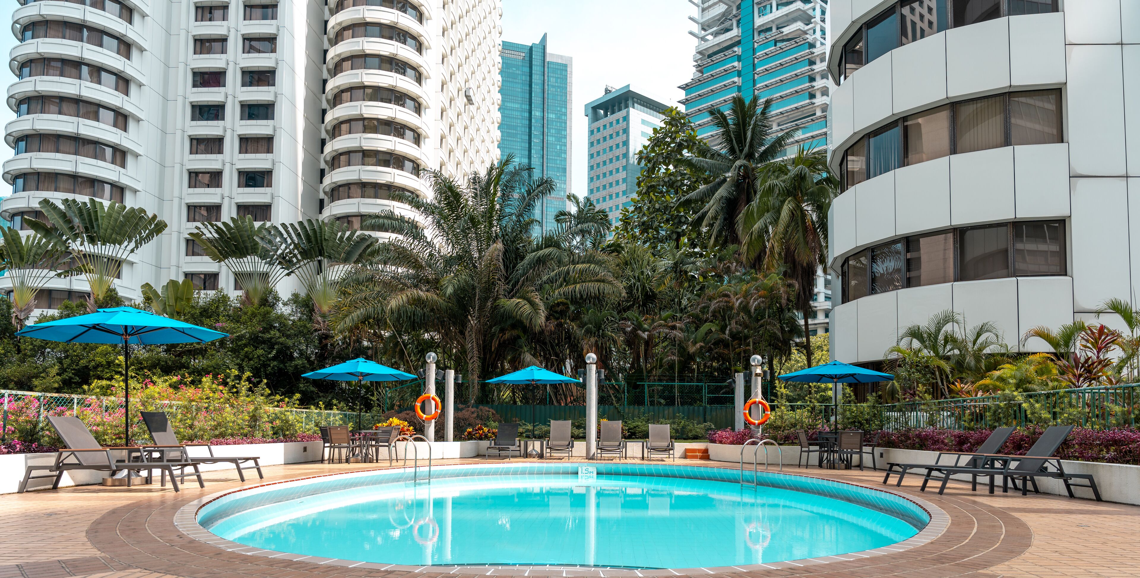 สระว่ายน้ำกลางแจ้ง