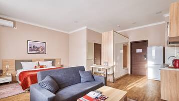 Studio cơ bản, 1 giường cỡ king và sofa giường, bếp nhỏ | Bộ đồ giường cao cấp, minibar, két bảo mật tại phòng, bàn