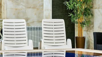 Indoor pool, sun loungers