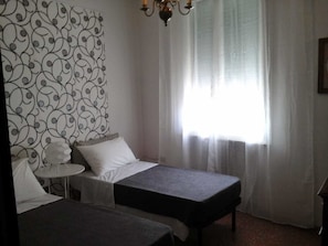 Double Room, Shared Bathroom | Free WiFi