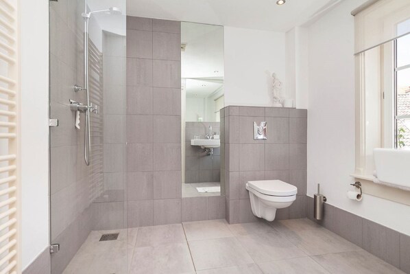 Deluxe-Doppel- oder -Zweibettzimmer | Badezimmer | Dusche, kostenlose Toilettenartikel, Haartrockner, Handtücher