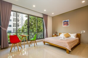 In-room safe, desk, free WiFi, bed sheets - Pedersen Hostel (Da Nang)