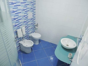Shower, free toiletries, hair dryer, bidet