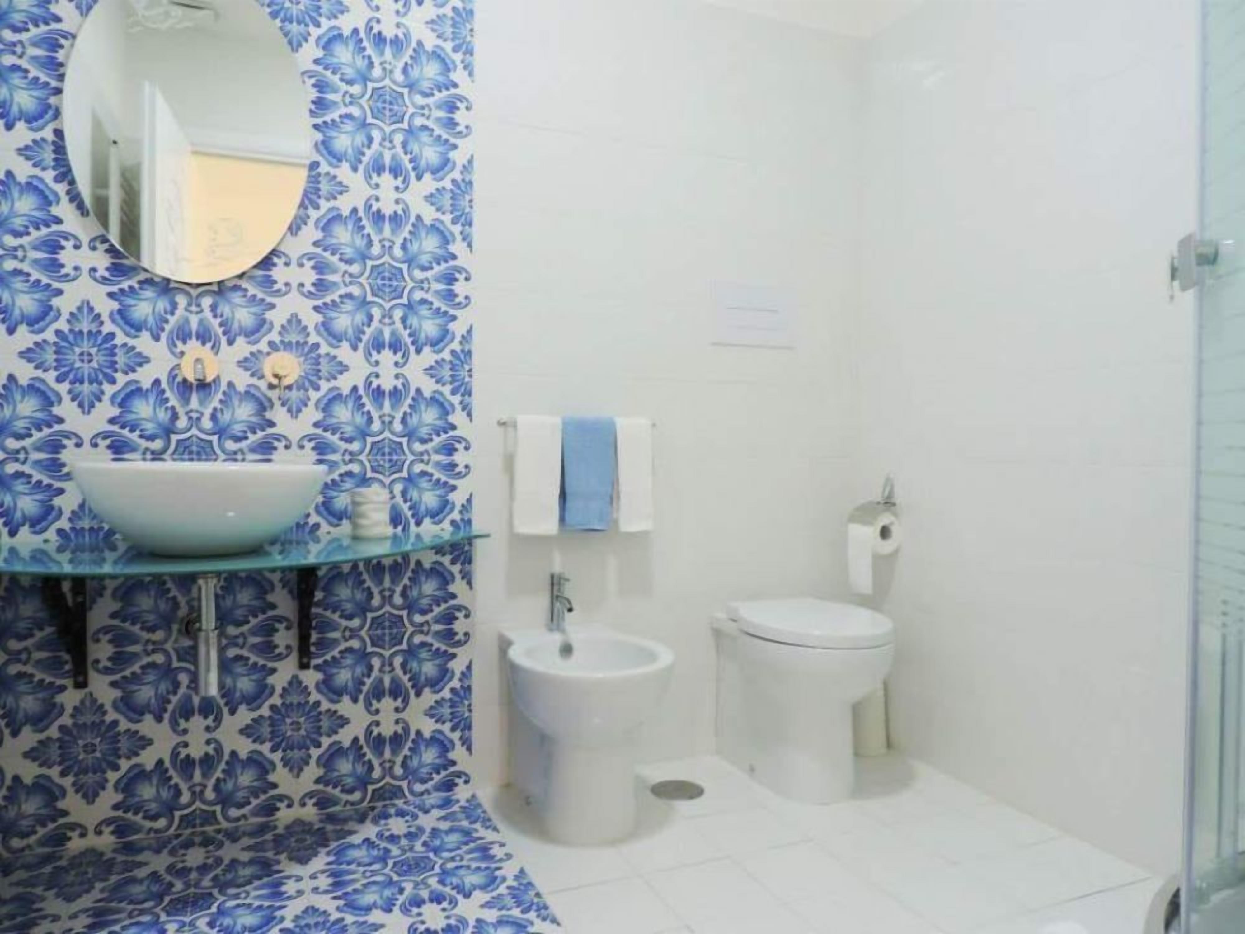 Shower, free toiletries, hair dryer, bidet