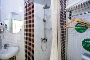 Ducha, secador de pelo y zapatillas