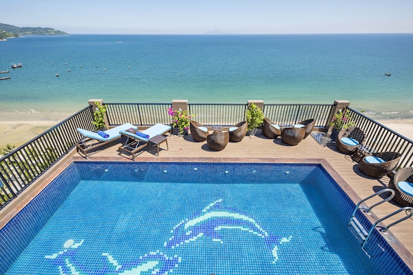 Outdoor pool, open 6:00 AM to 10:00 PM, pool umbrellas, sun loungers