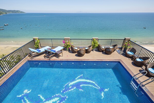 Outdoor pool, open 6:00 AM to 10:00 PM, pool umbrellas, pool loungers - Seashore Hotel & Apartment (Da Nang)