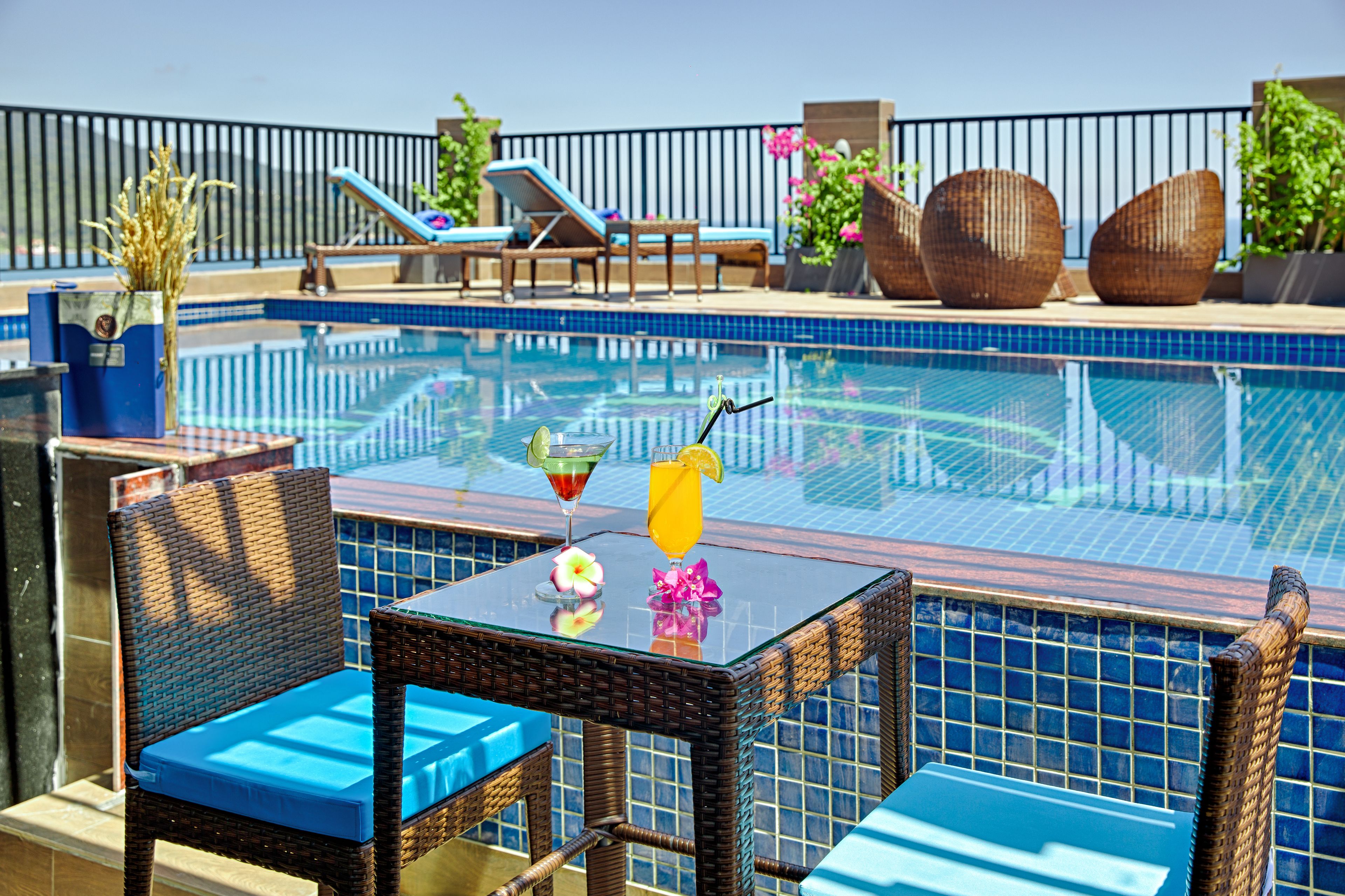 outdoor pool, open 6:00 am to 10:00 pm, pool umbrellas, pool loungers