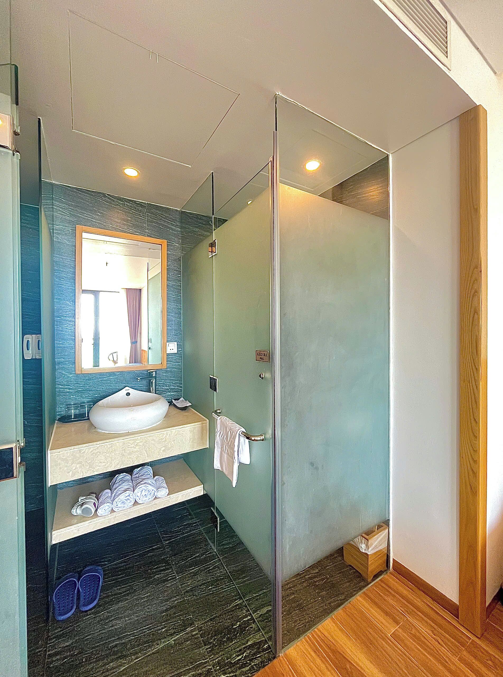 suite, balcony, oceanfront | bathroom | shower, free toiletries, hair dryer, bathrobes
