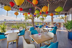 Quầy bar bên hồ bơi