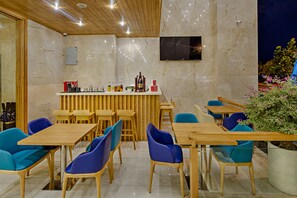 Breakfast, lunch, dinner and brunch served - Seashore Hotel & Apartment (Da Nang)