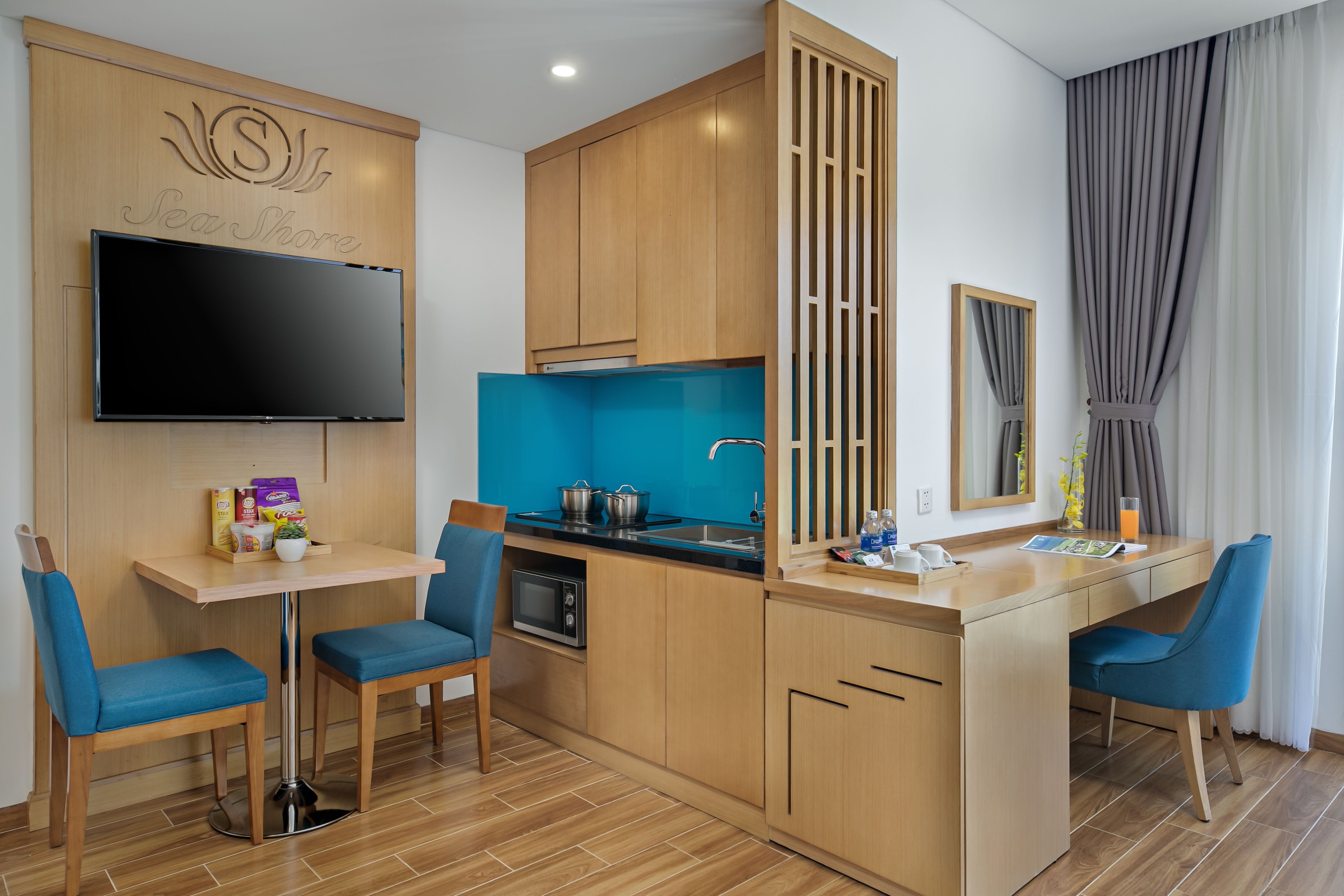 studio, mountain view | private kitchenette | fridge, microwave, electric kettle, high chair