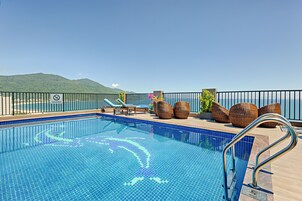 Piscine extérieure, parasols de plage, chaises longues