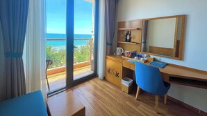 Suite, balkong, ved havkanten | Sengetøy av topp kvalitet, senger med Select Comfort-madrass og minibar