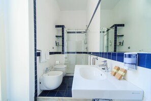 Shower, free toiletries, hair dryer, bidet - SpaccaNapoli Comfort Suites (Naples)