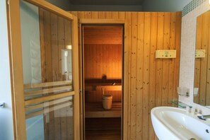 Suihku, ilmaiset hygieniatuotteet, hiustenkuivaaja, bidee