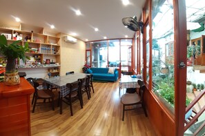 Daily cooked-to-order breakfast (VND 50000 per person)