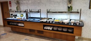 Se ofrece un desayuno bufé todos los días (por un coste adicional)