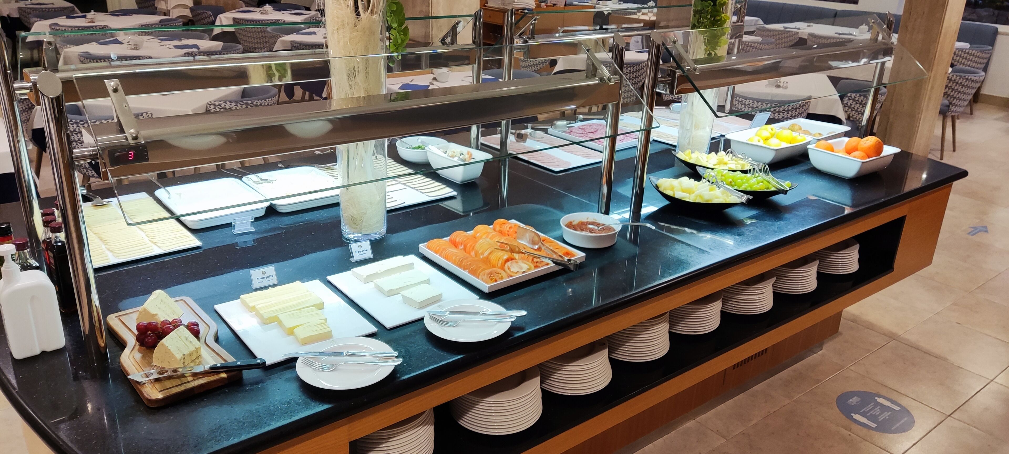 En buffet med forskellige retter og bestik.