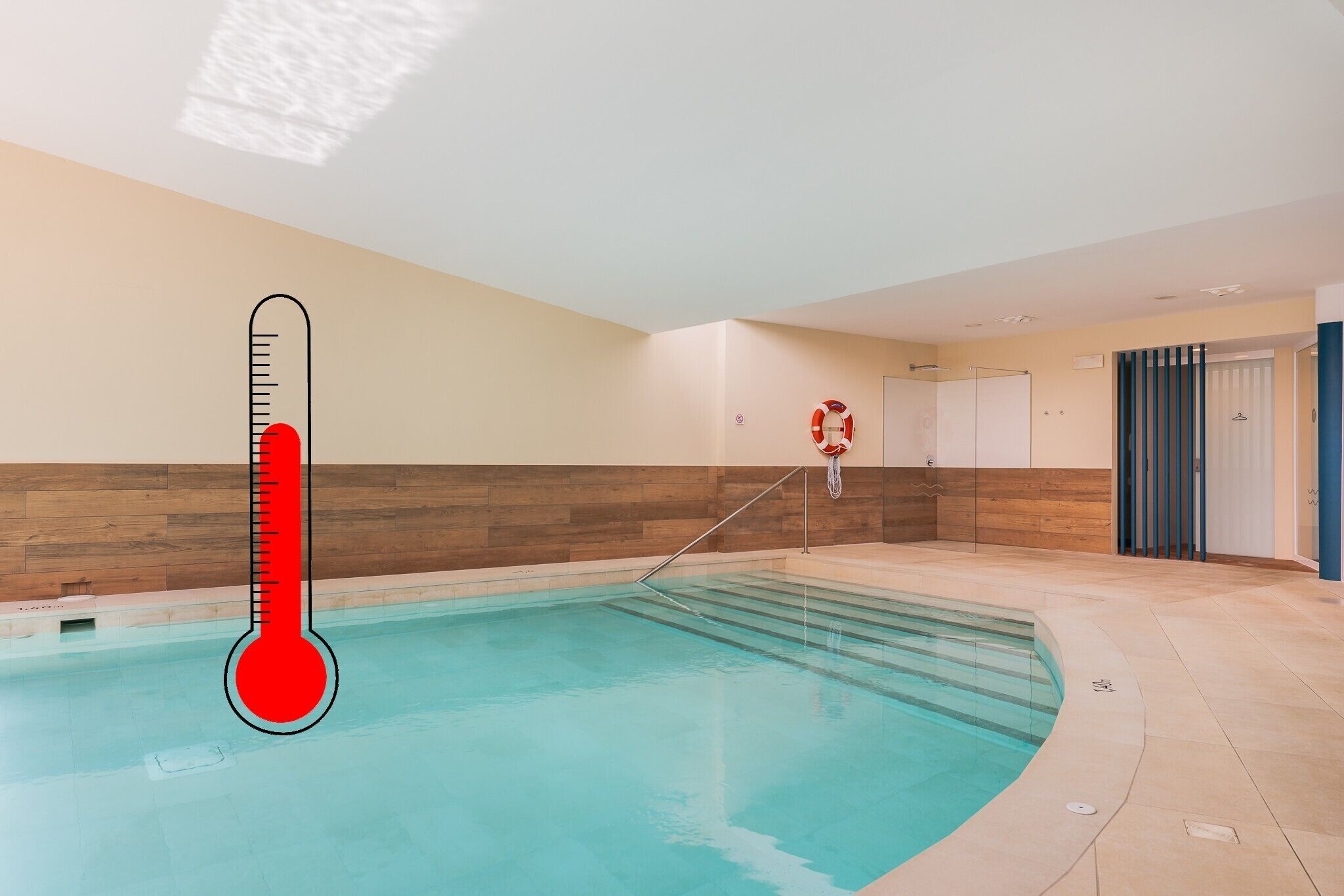 En indendørs swimmingpool med en trævæg og flisegulv.