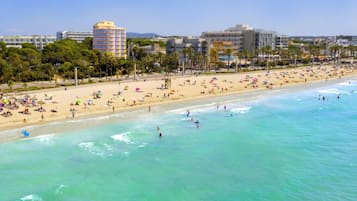Platja a a prop, platja de sorra blanca i gandules de platja