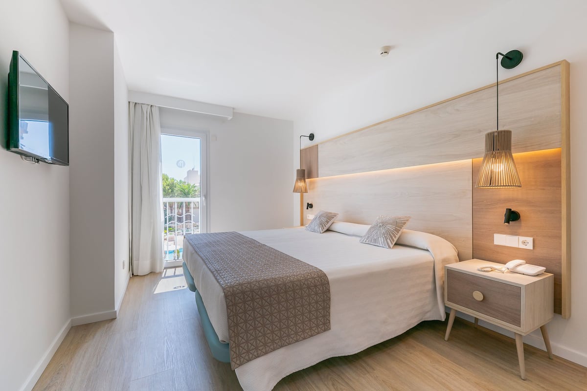 1 slaapkamer, verduisterende gordijnen, een strijkplank/strijkijzer