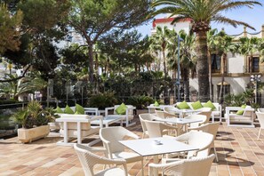 Bar en milieu de piscine