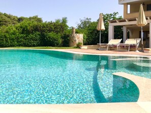 Piscine extérieure, piscine à débordement, parasols de plage