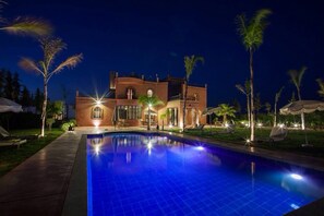 Outdoor pool, pool umbrellas, sun loungers