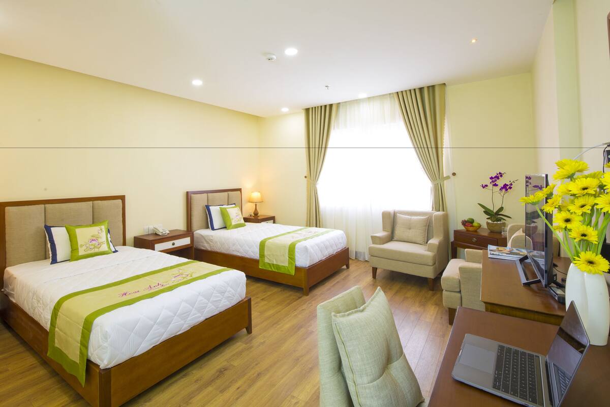 Deluxe Twin kamer, bad, uitzicht op de stad | 1 slaapkamer, een minibar, een kluis op de kamer, een bureau