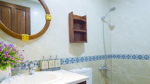 Shower, free toiletries, hair dryer - Hoai Anh Plaza Hotel (Da Nang)