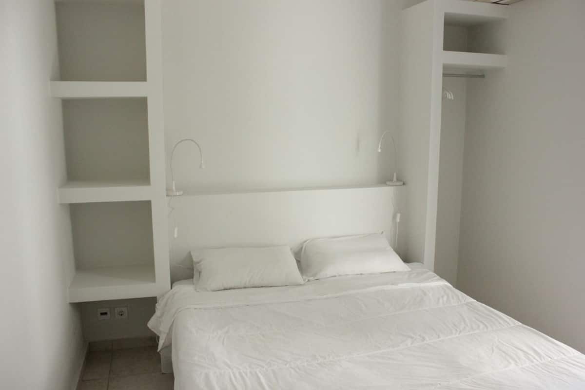 Single Room, Balcony | 1 bedroom, in-room safe, blackout drapes, free WiFi