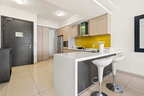 Departamento ejecutivo | Cocina privada | Refrigerador con congelador, microondas y parrilla de estufa 