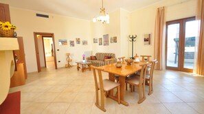 Villa | Wohnbereich | Flachbildfernseher