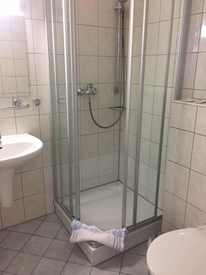 Shower, free toiletries